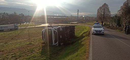 Mezzo pesante fuori strada sulla provinciale 661 a Cherasco
