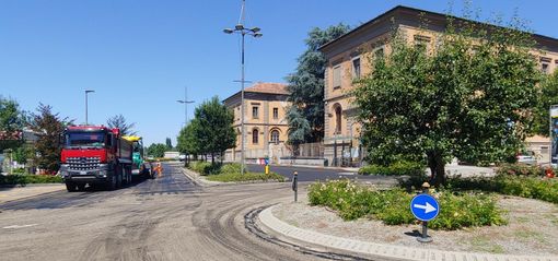 Operai al lavoro ieri in piazza Garibaldi