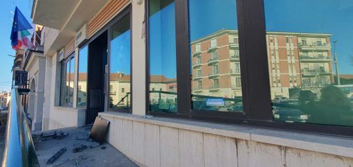 Bancomat fatto esplodere a Lagnasco: bottino stimato in 50 mila euro