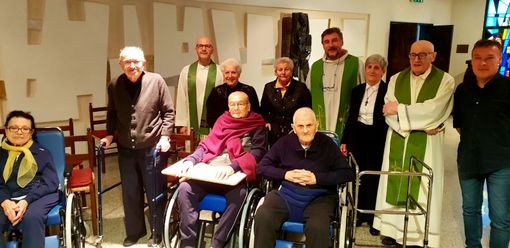 Da sinistra don Valsania, don Bertorello, don Tarditi, don Bonino, Antide Diotti e don Battaglino con ospiti della struttura e parenti