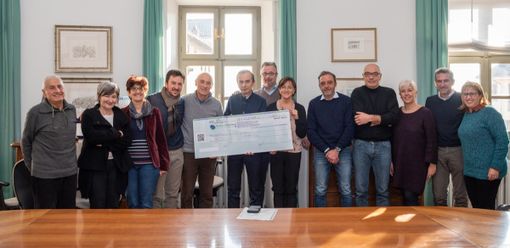 Bra, il cuore grande del Comitato Oltreferrovia: dalla cena benefica fondi per una onlus e un defibrillatore per la sede