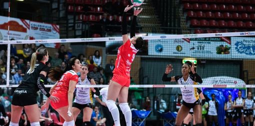 Beatrice Agrifoglio in azione con la maglia biancorossa