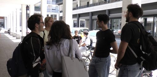 Maturandi all'esterno del Pellico-Peano di Cuneo Maturandi all'esterno del Pellico-Peano di Cuneo