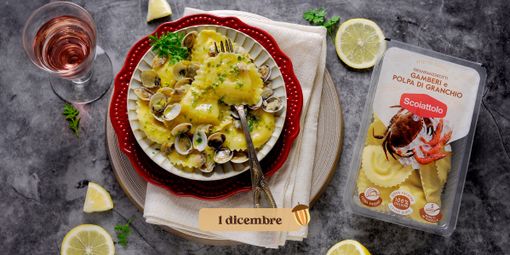 Sotto la prima casellina c'è la ricetta dei Granpanzerotti Gamberi e polpa di Granchio con vongole e salsa al limone. In coda all'articolo, il calendario dell'Avvento 2021 e tre scatti delle tre generazioni della "famiglia Scoiattolo"