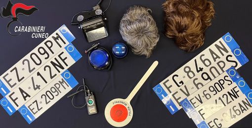 Targhe false e parrucche, così la banda dei sinti rubava nelle case: cinque arresti in operazione dei Carabinieri Targhe false e parrucche, così la banda dei sinti rubava nelle case: cinque arresti in operazione dei Carabinieri