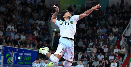 Alexander Strelhau in attacco con la maglia del Tour (Foto (P. Lahalle/L'Équipe)