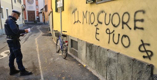 "Il mio cuore è tuo": un messaggio d'amore sul muro di una casa a Savigliano. Denunciata ventenne
