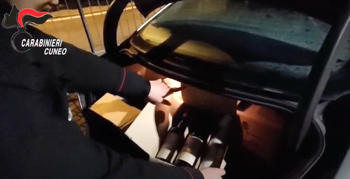 Furto di vini pregiati, auto e biciclette:  in sette nei guai. Carabinieri di Monforte d’Alba recuperano refurtiva per 400mila euro [VIDEO]