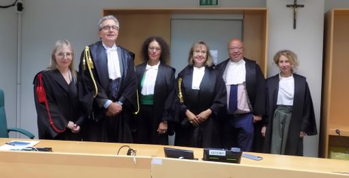 Foto di gruppo in occasione dell'insediamento della nuova presidente Ombretta Salvetti (terza da destra) Foto di gruppo in occasione dell'insediamento della nuova presidente Ombretta Salvetti (terza da destra)