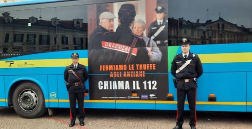 “Fermiamo le truffe agli anziani. Chiama il 112”: il messaggio di prevenzione ora viaggia sui pullman [FOTO E VIDEO]