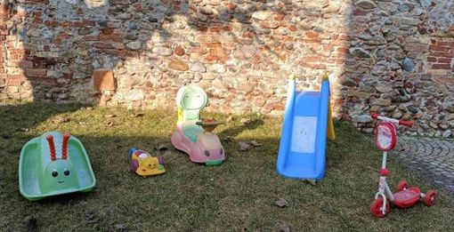 A Piozzo un donatore anonimo regala nuovi giochi alla scuola materna