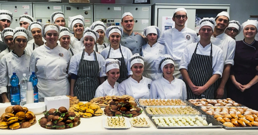 Alunni della scuola di arte bianca a Neive (Foto artebiancaneive.org)