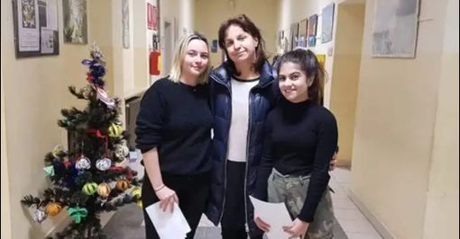 Nella foto, da destra a sinistra, Matilde Cavallo nuovo sindaco junior, il primo cittadino cornelianese Alessandra Balbo e Beatrice Baralis, l'altra candidata alla guida del Consiglio comunale dei Ragazzi
