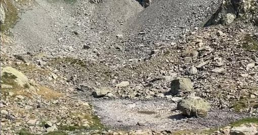 Situazione del laghetto (senz'acqua) al rifugio Morelli Buzzi . (pagina FB Rifugio Morelli Buzzi) Situazione del laghetto (senz'acqua) al rifugio Morelli Buzzi . (pagina FB Rifugio Morelli Buzzi)