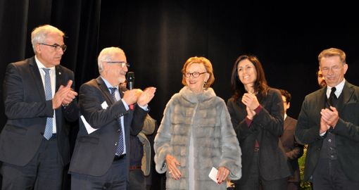 Maria Franca Ferrero si appresta a premiare gli allievi del 7° Master di Scienze e Tecnologie Alimentari per la Nutrizione Umana"