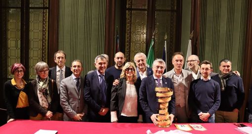 Alba, primi passi in vista del Giro d'Italia: il trofeo della corsa rosa fa tappa in città. Presentato il comitato di tappa Alba, primi passi in vista del Giro d'Italia: il trofeo della corsa rosa fa tappa in città. Presentato il comitato di tappa