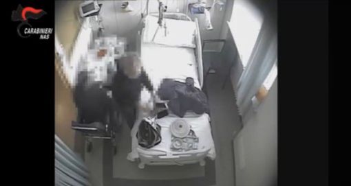 Un frame delle riprese effettuate dai Carabinieri dei Nas nella stanza di ospedale del Santo Spirito di Bra Un frame delle riprese effettuate dai Carabinieri dei Nas nella stanza di ospedale del Santo Spirito di Bra