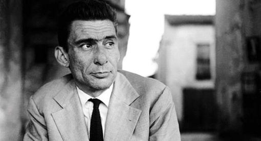 Intenso primo piano di Beppe Fenoglio