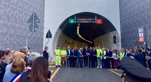Il momento del taglio del nastro Il momento del taglio del nastro