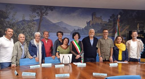 Foto di gruppo per il rinnovato Consiglio comunale del piccolo centro langarolo
