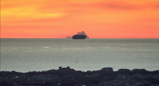 Una nave da crociera 'parcheggiata' davanti al Monviso. Nuovo scatto impossibile dalla Toscana