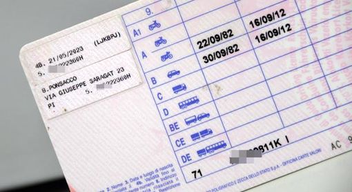 Guarene, viaggiava con una patente contraffatta: nei guai pregiudicato "pizzicato" dalla polizia Locale Guarene, viaggiava con una patente contraffatta: nei guai pregiudicato "pizzicato" dalla polizia Locale