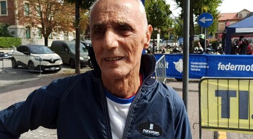 Bruno Scagliola ‘idolo’ dei fossanesi: il paracadutista di 82 anni osannato dopo l’atterraggio in piazza Diaz Bruno Scagliola ‘idolo’ dei fossanesi: il paracadutista di 82 anni osannato dopo l’atterraggio in piazza Diaz