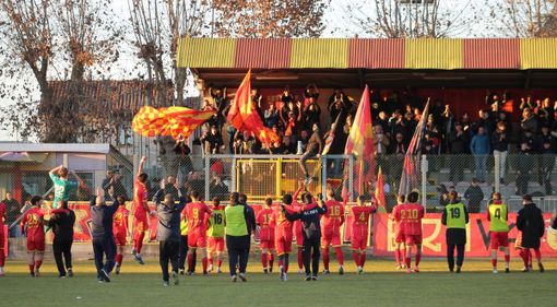 I giocatori del Bra sotto il settore dei tifosi giallorossi (foto andrea lusso) I giocatori del Bra sotto il settore dei tifosi giallorossi (foto andrea lusso)