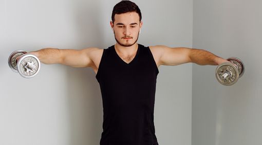 Come allenarsi con i manubri: esercizi essenziali per principianti Come allenarsi con i manubri: esercizi essenziali per principianti