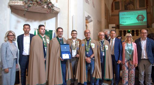 L'investitura di Jerome Fenoglio, direttore del prestigioso quotidiano d'Oltralpe "Le Monde" e nuovo ambasciatore della Nocciola nel mondo L'investitura di Jerome Fenoglio, direttore del prestigioso quotidiano d'Oltralpe "Le Monde" e nuovo ambasciatore della Nocciola nel mondo