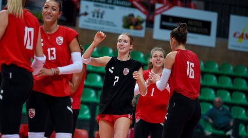 Un'esultanza delle gatte nell'allenamento congiunto con la LPM BAM Mondovì disputatosi mercoledì 5 (credit Danilo Ninotto)