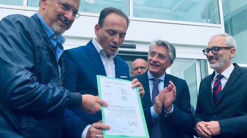 Il governatore Cirio e l'assessore Icardi mostrano il documento che attesta la fine lavori sul cantiere. Al loro fianco il sindaco albese Bo Il governatore Cirio e l'assessore Icardi mostrano il documento che attesta la fine lavori sul cantiere. Al loro fianco il sindaco albese Bo