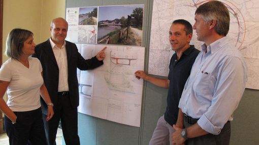 Un'immagine dell'agosto 2010: un Maurizio Marello all'inizio del suo primo mandato da sindaco illustra il noto rendering del progetto di terzo ponte albese insieme all'allora assessore ai Lavori pubblici Paolo Minuto. Dell'opera si persero poi le tracce, insieme ai fondi che lo avrebbero dovuto finanziare. A rilanciarne la fattibilità, la Giunta di Carlo Bo