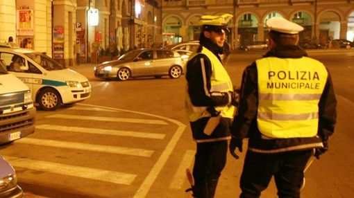 Controlli notturni della Polizia locale a Cuneo: sanzionato 33enne ubriaco alla guida