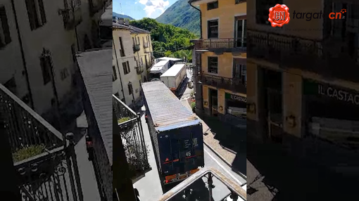 “E' così tutti i giorni, non ne possiamo più”: ancora Tir incastrati nel centro di Demonte [VIDEO]