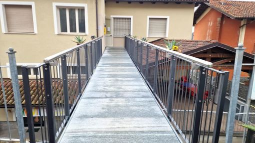 La nuova passerella di accesso al palazzo comunale La nuova passerella di accesso al palazzo comunale