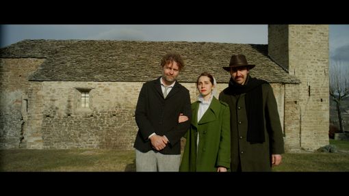 Sopra, da sinistra, Lucio Aimasso (Amedeo), Fulvia (Erica Landolfi) e Paolo Tibaldi (Remo) in una scena del film