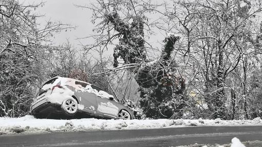Un'auto fuori strada sulla Provinciale 50 tra Baraccone e Castagnito