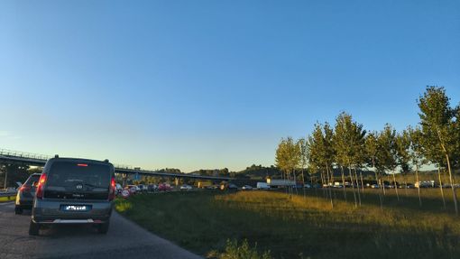 La lunga coda di auto verso la tangenziale La lunga coda di auto verso la tangenziale