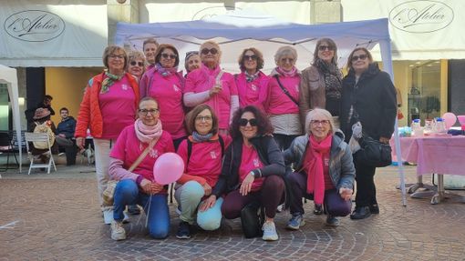 un gruppo di socie di Noi Come Te con la presidente Norma Costantino al centro un gruppo di socie di Noi Come Te con la presidente Norma Costantino al centro