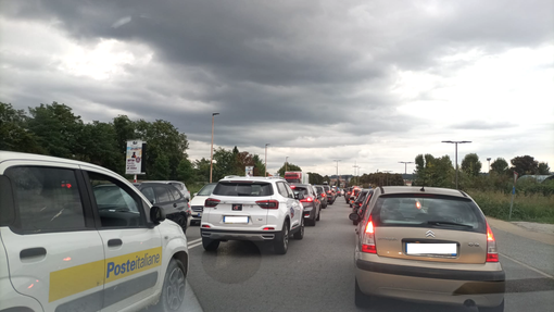 Code in ingresso e in uscita dalla città presso il cimitero cittadino Code in ingresso e in uscita dalla città presso il cimitero cittadino