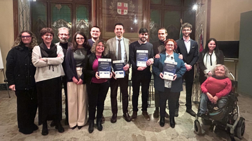 Nella foto: i sindaci di Novello, Guarene e Cortemilia, i facilitatori digitali, il presidente del Consorzio, l'assessore alle Politiche Sociali e i rappresentanti delle realtà che collaborano al progetto Digitalmente in Rete. Nella foto: i sindaci di Novello, Guarene e Cortemilia, i facilitatori digitali, il presidente del Consorzio, l'assessore alle Politiche Sociali e i rappresentanti delle realtà che collaborano al progetto Digitalmente in Rete.