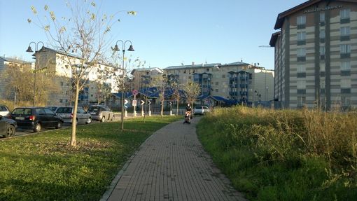 La passeggiata che porta al quartiere Masera ad Alba La passeggiata che porta al quartiere Masera ad Alba