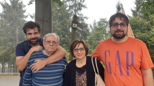 Il compianto Nino Caruso (secondo da sinistra) in tra le braccia del figlio Emanuele e con la moglie Margherita e l'altro figlio Agostino in un bel riquadro famigliare Il compianto Nino Caruso (secondo da sinistra) in tra le braccia del figlio Emanuele e con la moglie Margherita e l'altro figlio Agostino in un bel riquadro famigliare