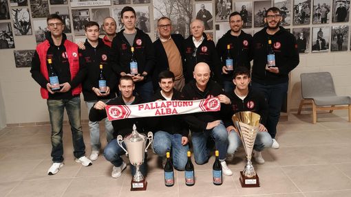 Foto di gruppo con i trofei Foto di gruppo con i trofei