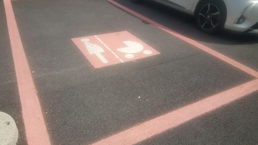 Bra e la grande utilità dei parcheggi rosa riservati ai neo-genitori