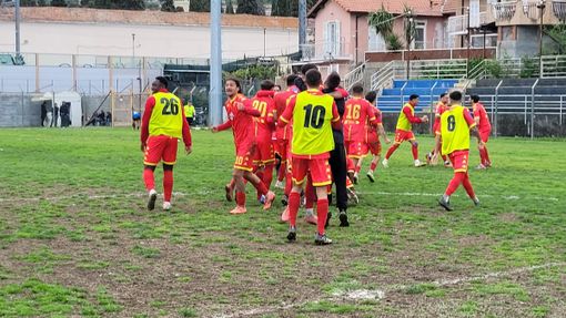 Al fischio finale si scatena la festa dei giallorossi Al fischio finale si scatena la festa dei giallorossi