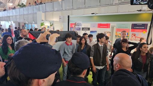 I pro Pal contestano il ministro della Difesa Crosetto al Salone del Libro