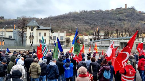 Una protesta del marzo scorso davanti allo stabilimento di frazione Cinzano