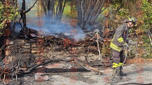 Incendio a Gaiola: fiamme nella scarpata sulla provinciale per Rittana, distrutto un vecchio capanno Incendio a Gaiola: fiamme nella scarpata sulla provinciale per Rittana, distrutto un vecchio capanno